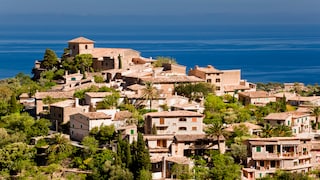 Deià is located close to the northwest coast of Mallorca. Because numerous artists have settled here in the past and some of them still live here, Deià is known as the "artists' village"