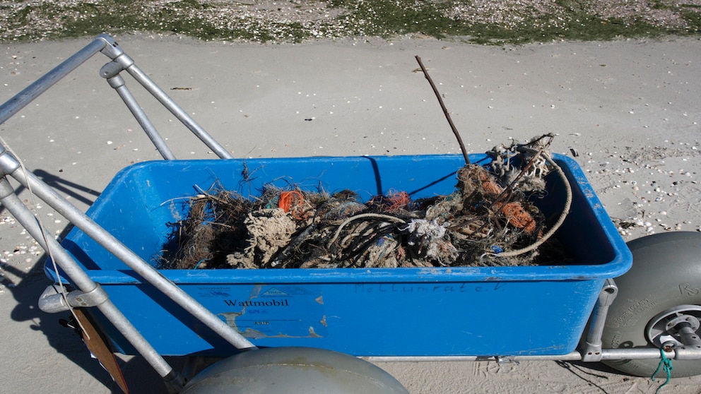 To keep the 25-meter-long island afloat, Sowa uses 150,000 plastic bottles, which are held together with the help of old fruit nets.