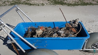 To keep the 25-meter-long island afloat, Sowa uses 150,000 plastic bottles, which are held together with the help of old fruit nets.