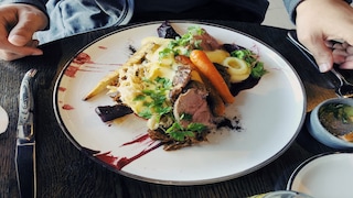 Typically Icelandic, but without the influence of the sea, is kjötsupa: lamb soup with potatoes and vegetables.
