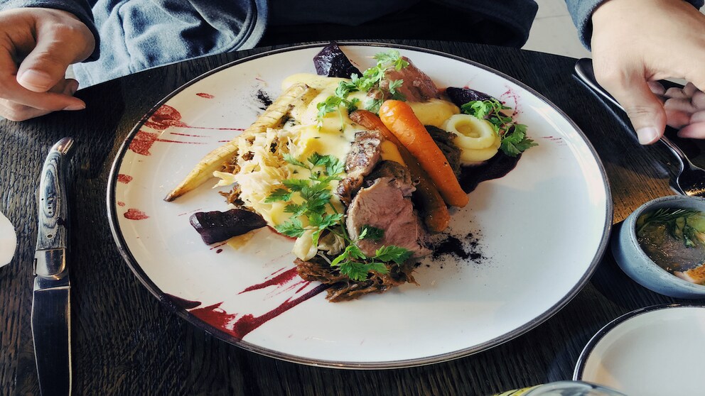 Typically Icelandic, but without the influence of the sea, is kjötsupa: lamb soup with potatoes and vegetables.