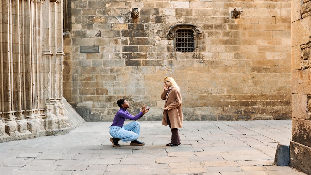 Whether on the beach in Bora Bora, on the Empire State Building or in front of the "Love" sculpture in the museum (from left to right): A ranking shows the most romantic places for a marriage proposal