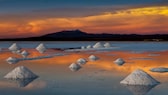 A sea of salt - that is the Salar de Uyuni in the Andean highlands, the largest salt lake in the world at 12,000 square kilometers.