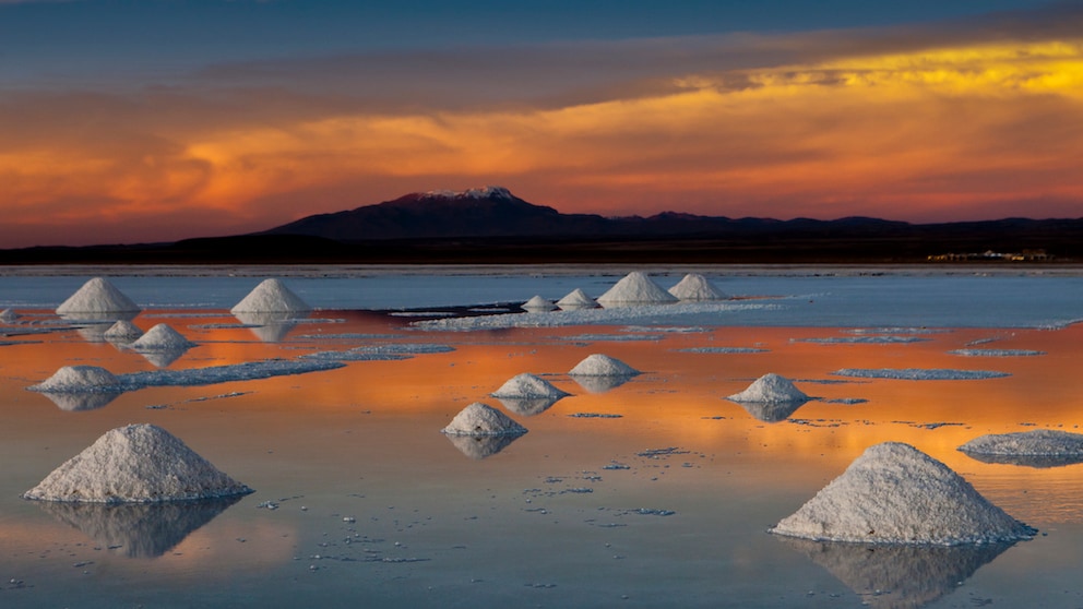 A sea of salt - that is the Salar de Uyuni in the Andean highlands, the largest salt lake in the world at 12,000 square kilometers.