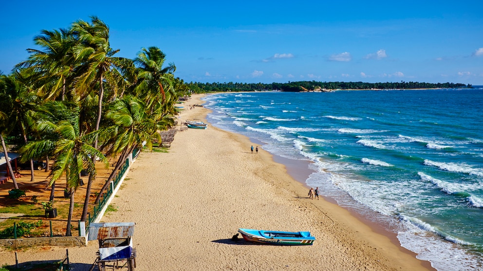 Sri Lanka attracts visitors with its nature and beautiful beaches. Here: Uppuveli Beach in Trincomalee