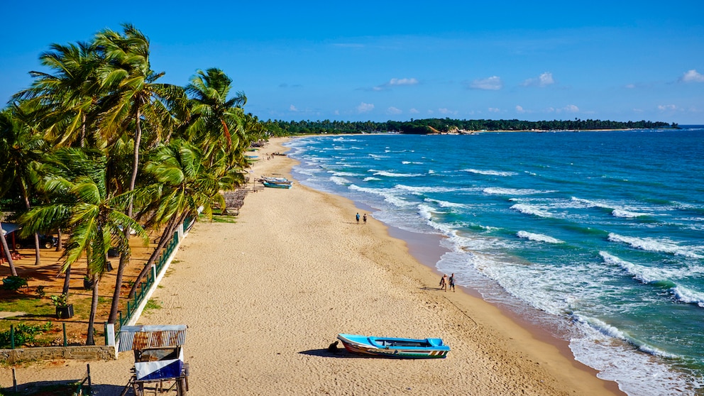 Sri Lanka attracts visitors with its nature and beautiful beaches. Here: Uppuveli Beach in Trincomalee