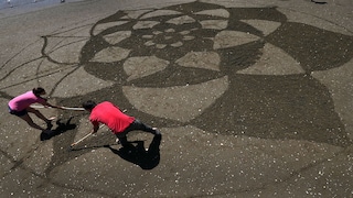 Andres Amador from San Francisco transforms beaches into canvases.