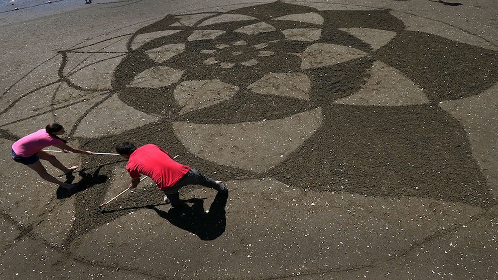 Andres Amador from San Francisco transforms beaches into canvases.