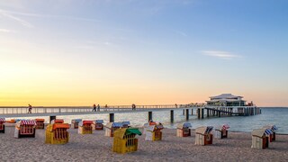 The flag that has been puzzling many a vacationer at the Niendorf pier in Timmendorfer Strand for a few weeks now shows a sun wreath on a black background.