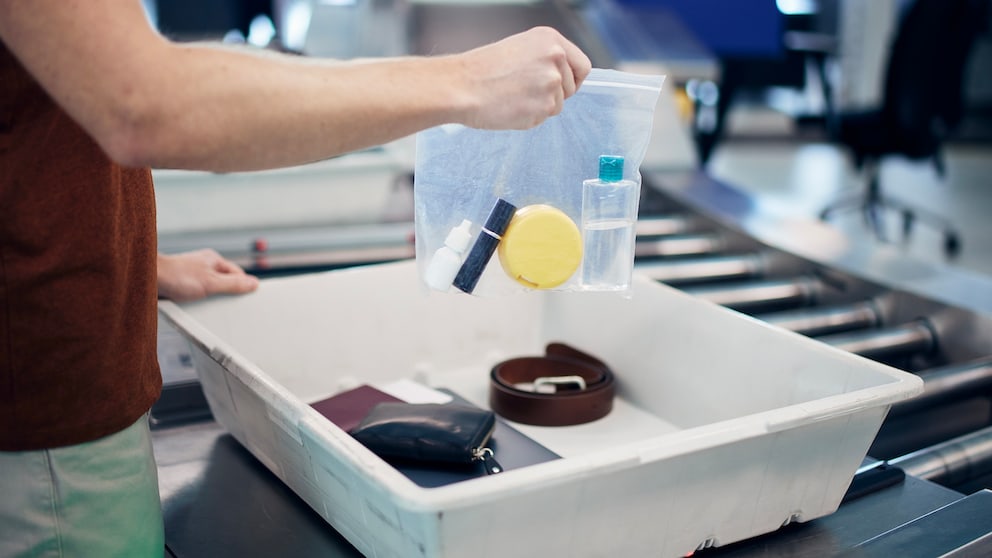 "Airport Tray Aesthetic" is the name of a new social media trend. Items of hand luggage are draped stylishly in the security tray - causing standstill and annoyance at the security checkpoint.