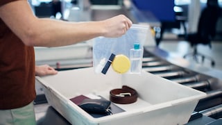 "Airport Tray Aesthetic" is the name of a new social media trend. Items of hand luggage are draped stylishly in the security tray - causing standstill and annoyance at the security checkpoint.