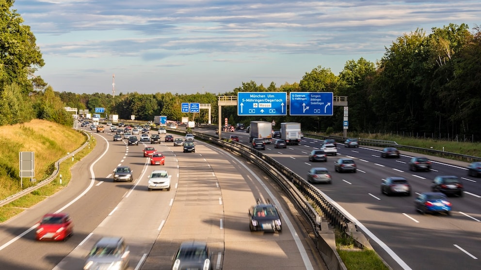 When driving on the highway in Germany, you should adhere to the right-hand driving rule and the 20-second rule