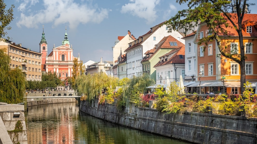 In the ranking of the coziest travel destinations for autumn, one European city in particular comes out on top
