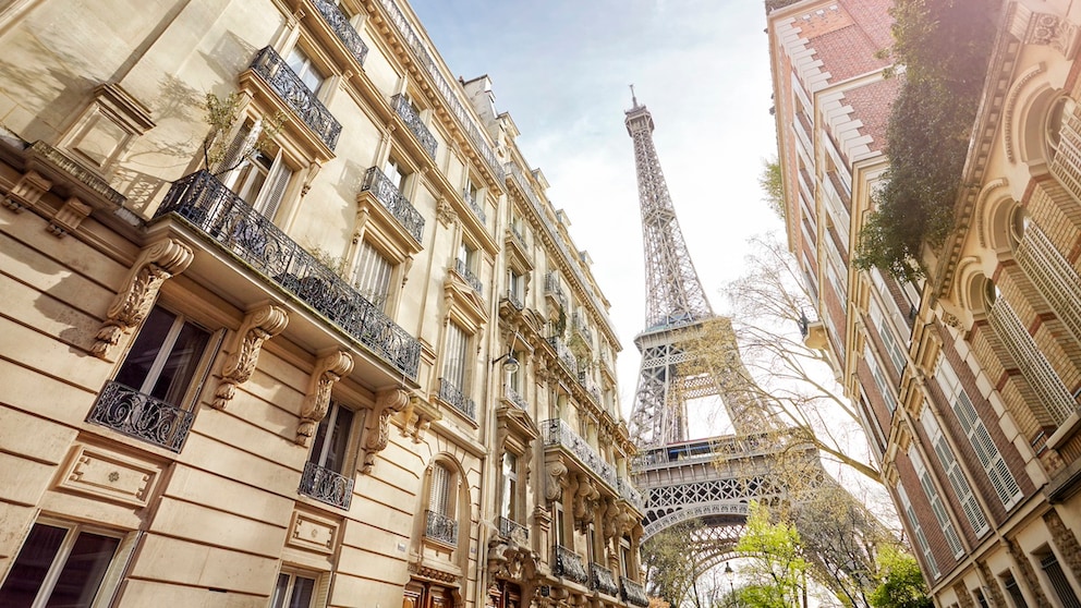 View of the Eiffel Tower: Paris is bursting with sights. But it doesn't even take that long to see the most important ones.