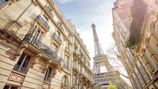 View of the Eiffel Tower: Paris is bursting with sights. But it doesn't even take that long to see the most important ones.