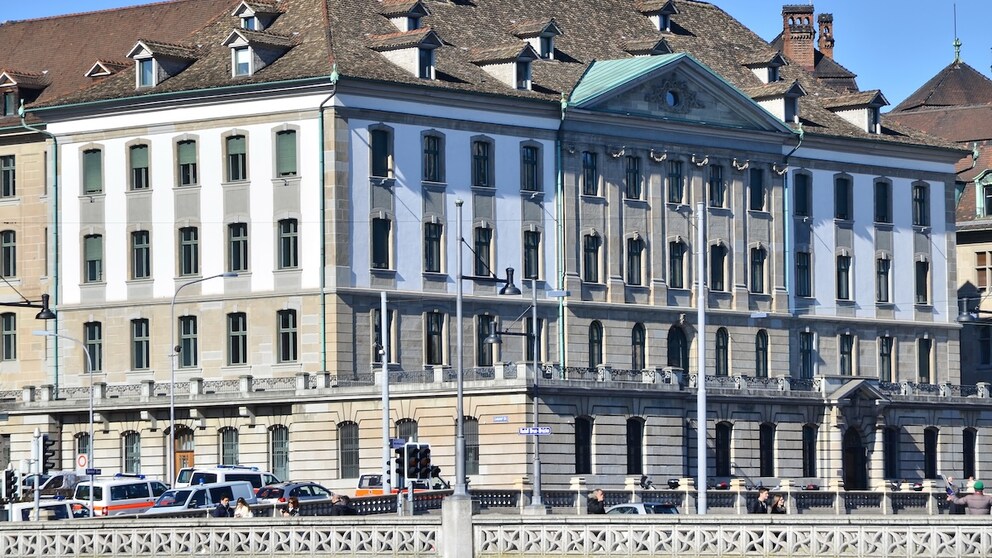 This building houses the "Blüemlihalle", which is popular with tourists