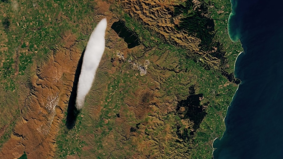 Cloud over New Zealand, specifically: a lenticularis cloud