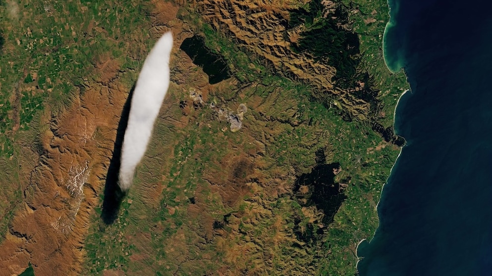 Cloud over New Zealand, specifically: a lenticularis cloud