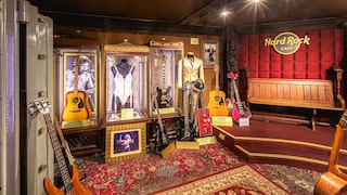 Did you know that you can marvel at guitars by David Bowie and Jimi Hendrix, among others, in the basement of the Hard Rock Café in London? Doris Tromballa discovered this and many other insider tips on site
