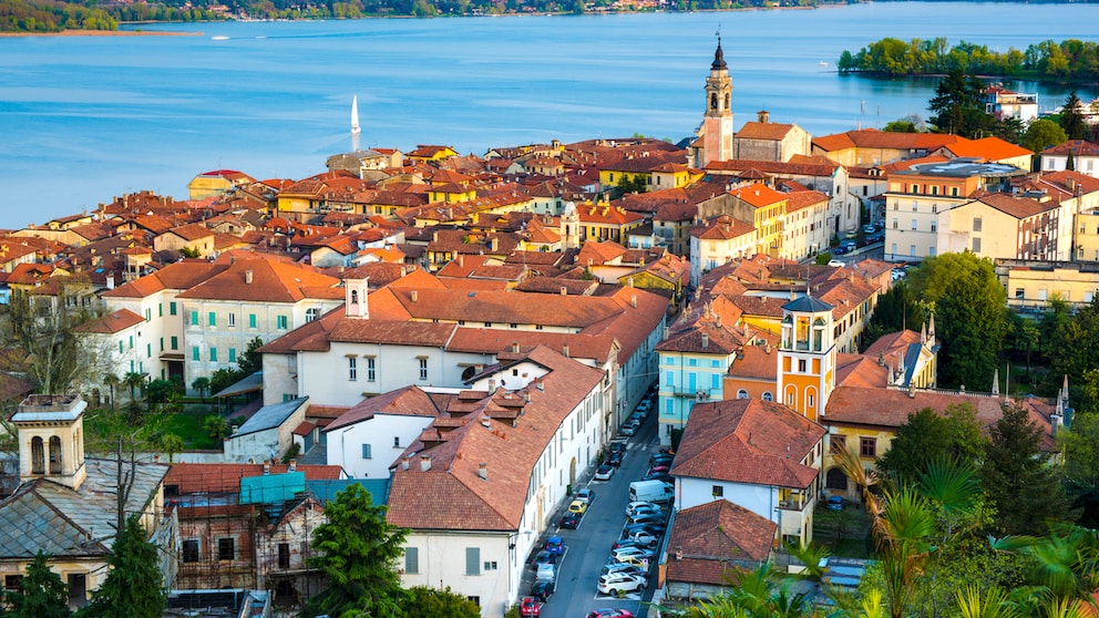 The small town of Arona is located right on the shore of Lake Maggiore.