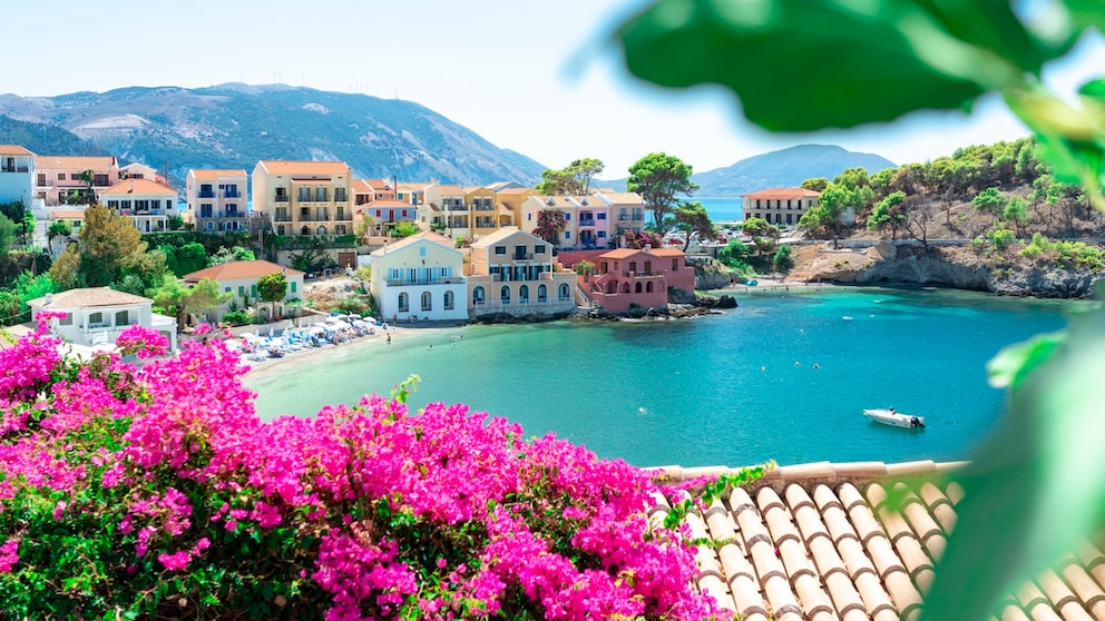 Fantastic beaches, crystal-clear sea and wild nature - Kefalonia is undoubtedly worth a visit