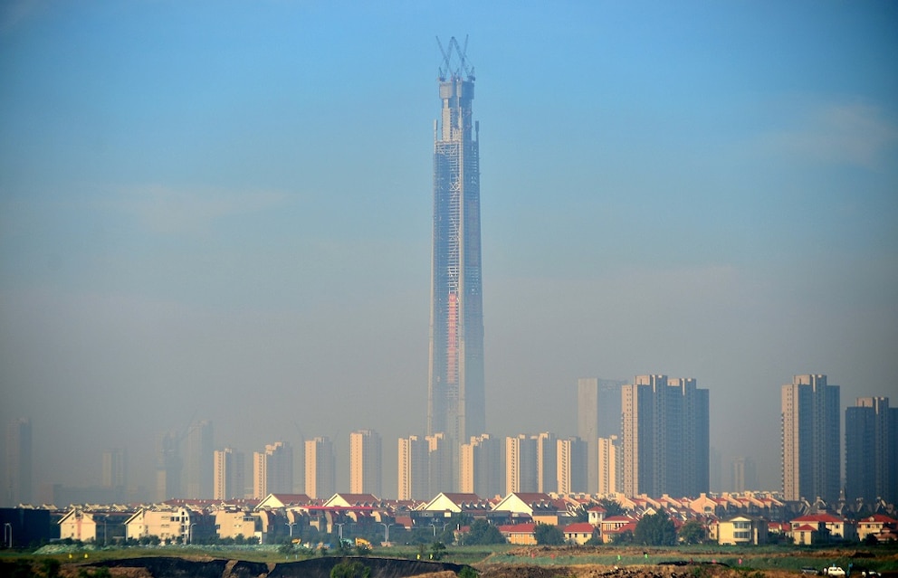 China to Complete the World’s Largest Unfinished Skyscraper