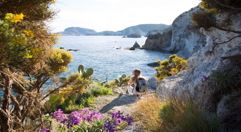 At the end of the 19th century, the young Lucia Rosa is said to have plunged into the depths at Ponto.