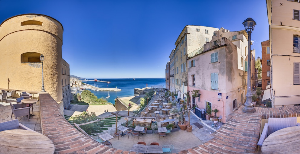 A restaurant with a sea view in the charming old town of Saint-Florent