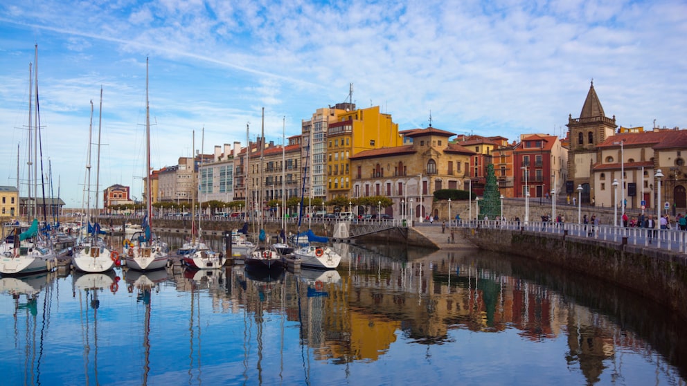 Port in Gijón with Water