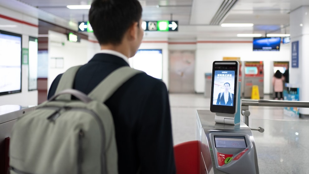 Facial Recognition at the Airport: Man Uses Journey Pass