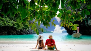Can you identify this travel destination where it's still warm in December?