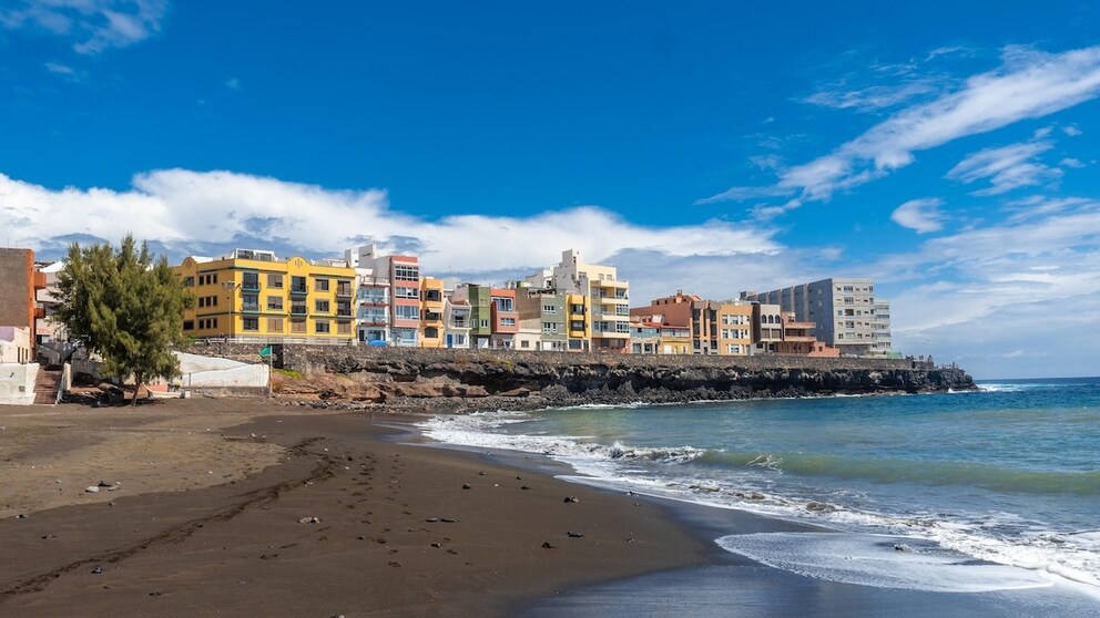 Mysterious Slime and Strong Odor Lead to Beach Closures on the East Coast of Gran Canaria
