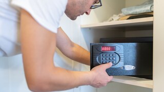 A flight attendant believes a shoe belongs in the hotel safe. Read on TRAVELBOOK to find out why.