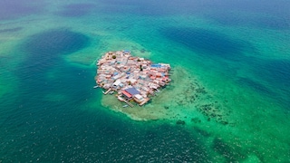 On the tiny island of Santa Cruz del Islote, about 900 people live.