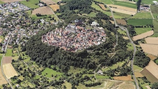 Breathtaking location: The city of Amöneburg sits atop a basalt cone left by an extinct volcano. It is located in the popular Hessian upland region of Vogelsberg.