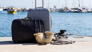 Want to bring your travel iron or a bottle of sparkling wine on board? No chance! These and other items are prohibited in luggage on cruise ships.