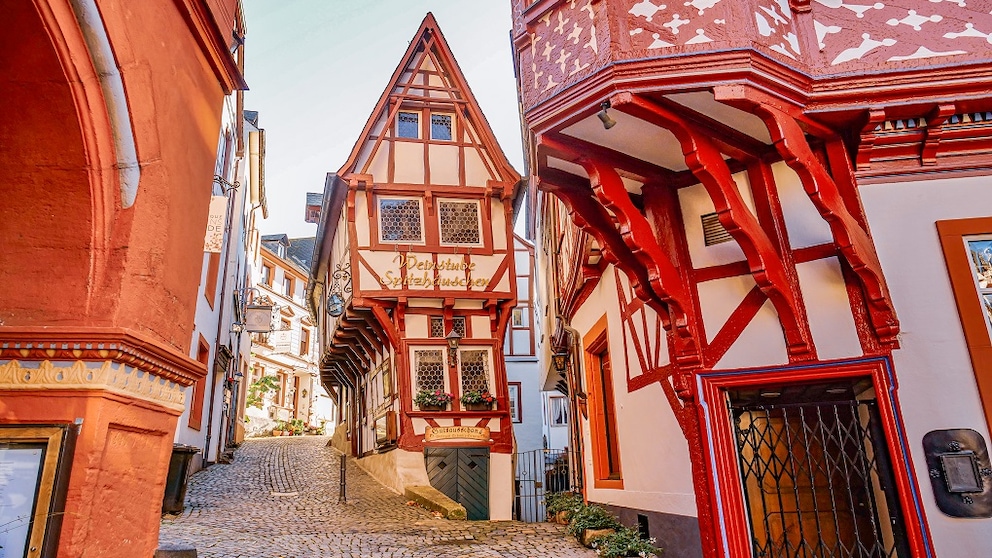 The original article snippet:

Spitzhäuschen (a traditional German narrow house)
