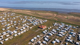 On the campsite in Hooksiel on the North Sea coast, there is currently a designated area for nude campers—but likely not for much longer.