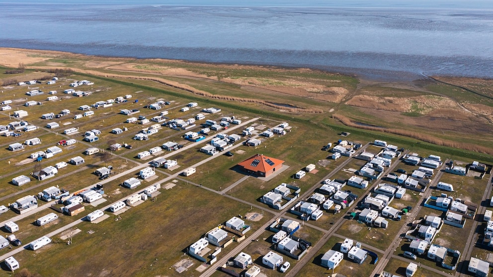 On the campsite in Hooksiel on the North Sea coast, there is currently a designated area for nude campers—but likely not for much longer.