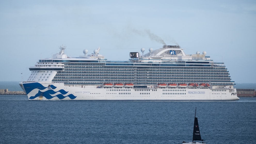 Debate Over Mandatory Tips on Cruises