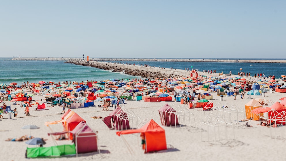 Beach Dispute in Portugal: Umbrellas and Maps