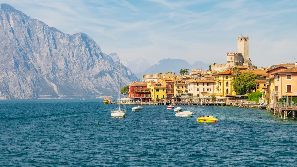 Environmentalists have rediscovered a nearly extinct species of crab in Lake Garda.