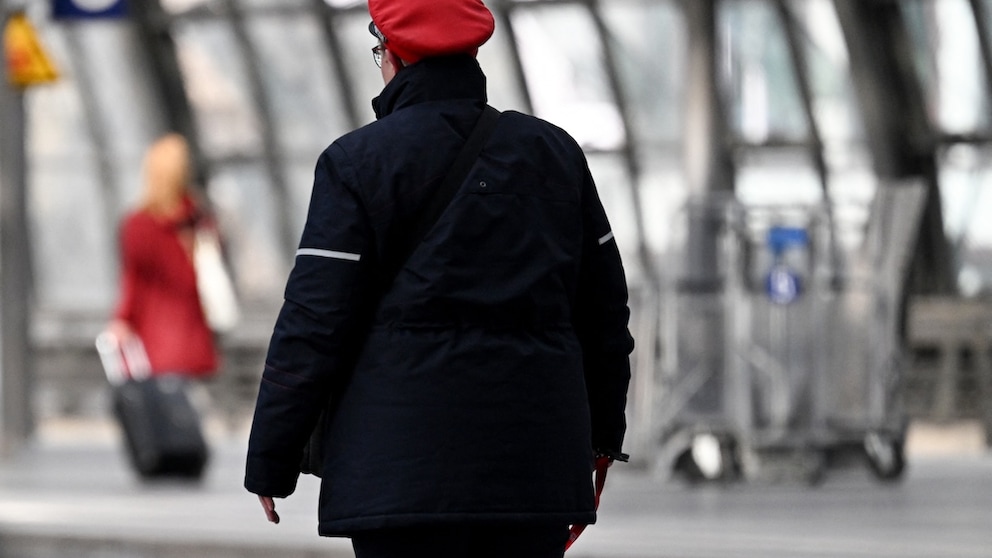 How Train Attendants Experience the DB Crisis