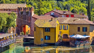 Many houses in Borghetto sul Mincio are situated right on the water.