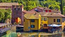 Many houses in Borghetto sul Mincio are situated right on the water.