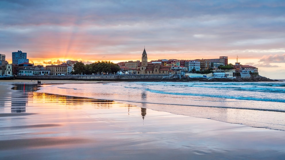 Playa de San Lorenzo in Spain