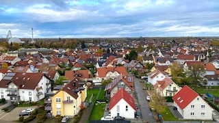 Do you know the community where there are particularly many guest arrivals per resident?
