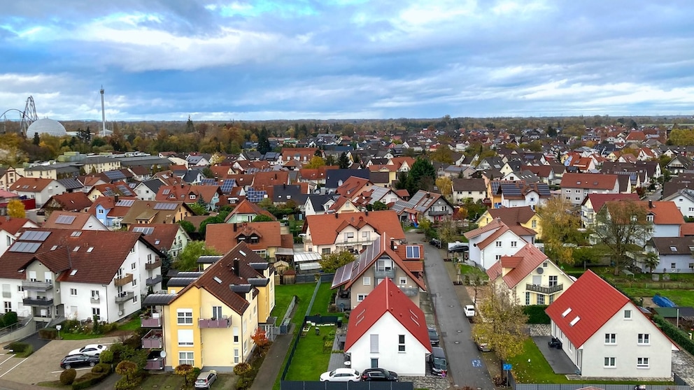 Do you know the community where there are particularly many guest arrivals per resident?